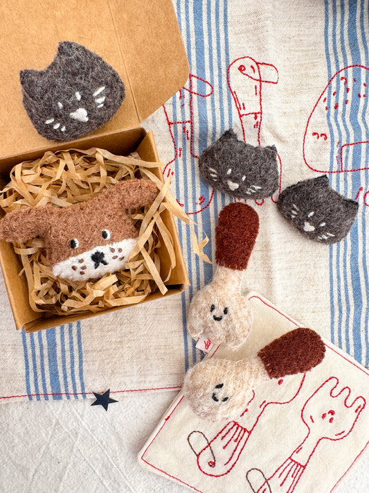 Daily White | Puppy Woollen Brooch