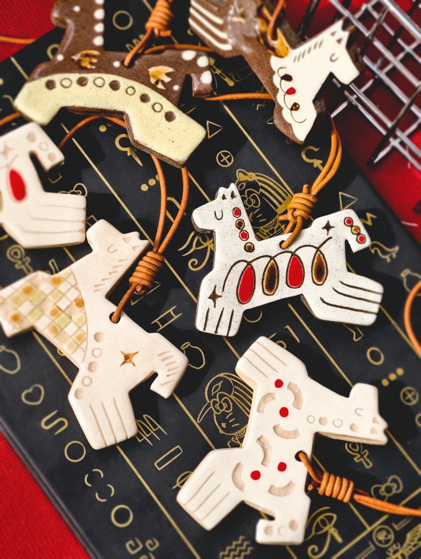 Her Market | Symbolischer Keramik-Pferdeanhänger mit Unendlichkeitsmotiv, braun, aus Keramik