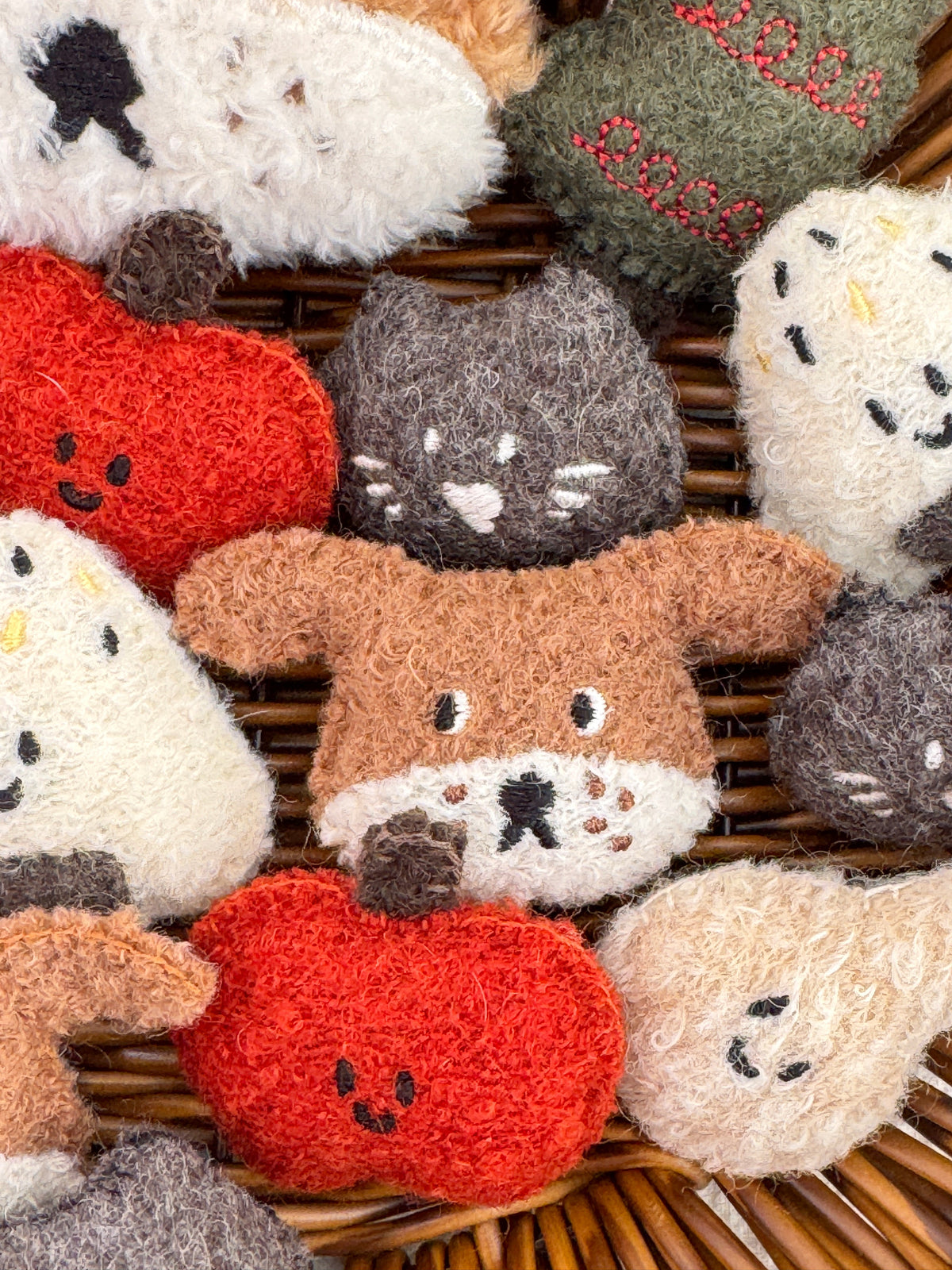 Daily White | Puppy Woollen Brooch 