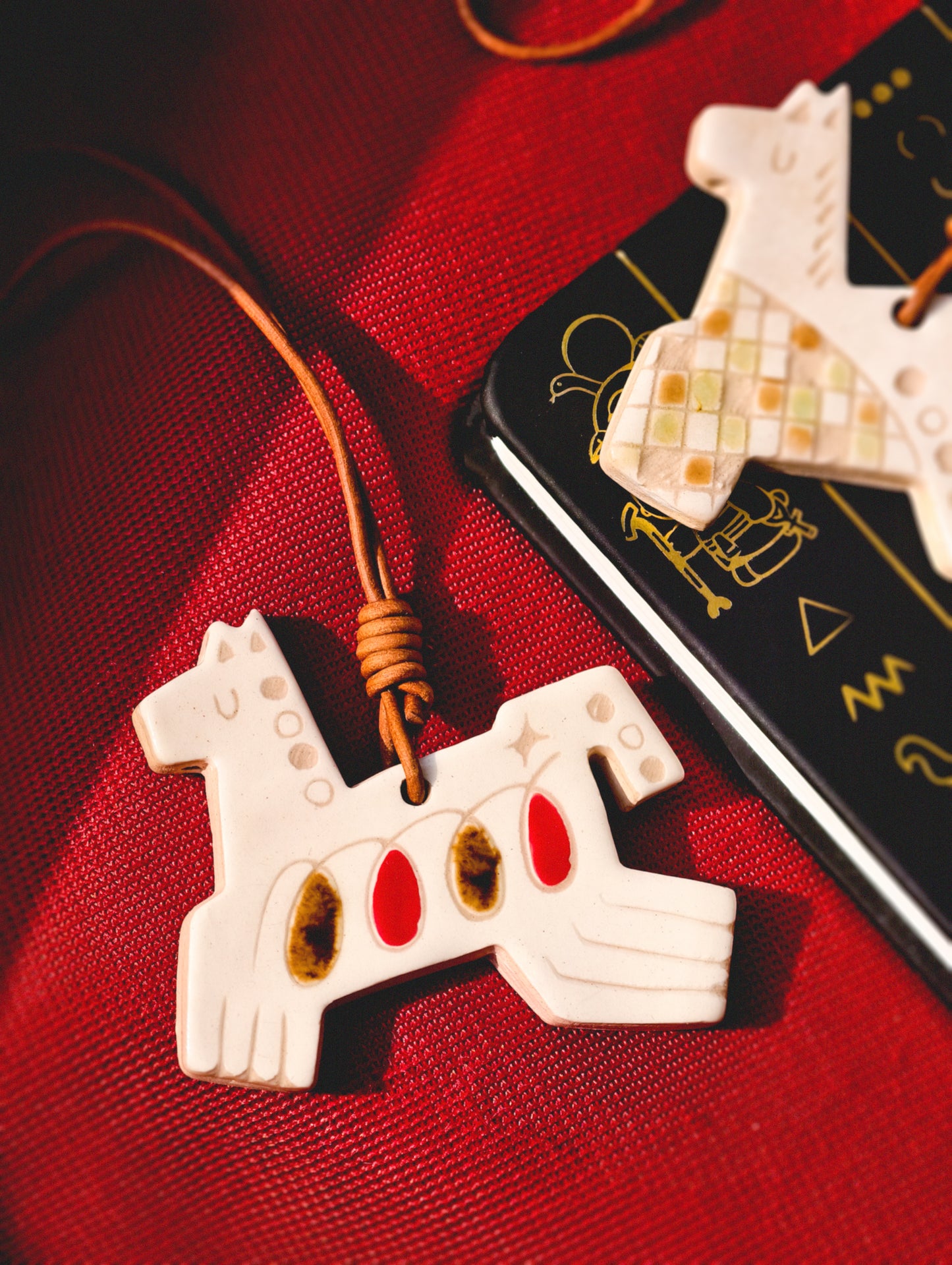 Her Market | Symbolischer Keramik-Pferdeanhänger mit Unendlichkeitsmotiv, braun, aus Keramik