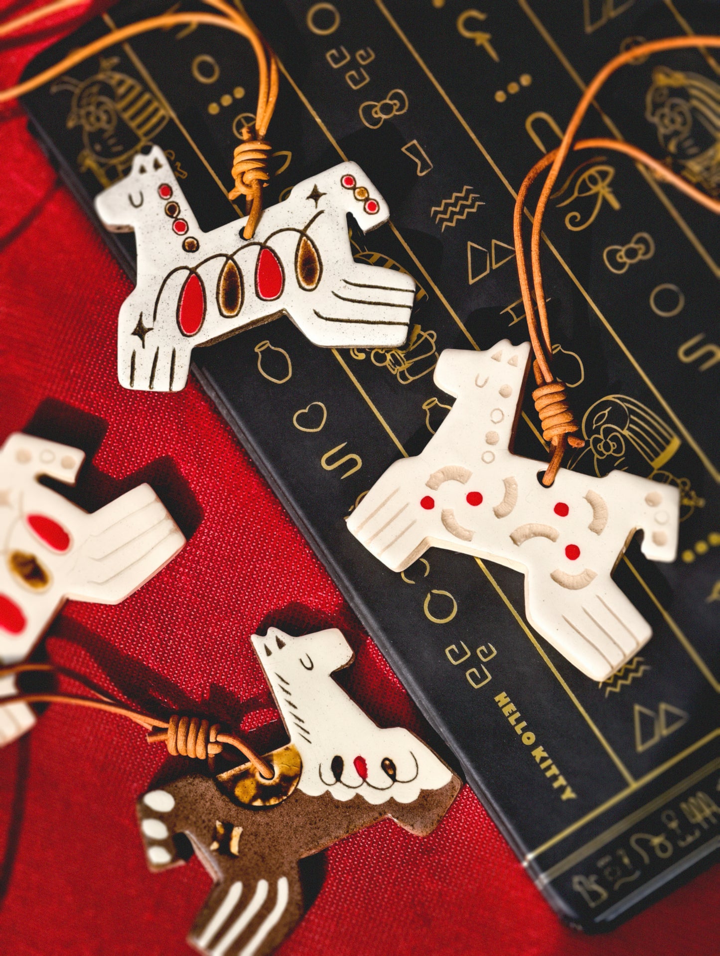 Her Market | Symbolischer Keramik-Pferdeanhänger mit Unendlichkeitsmotiv, braun, aus Keramik