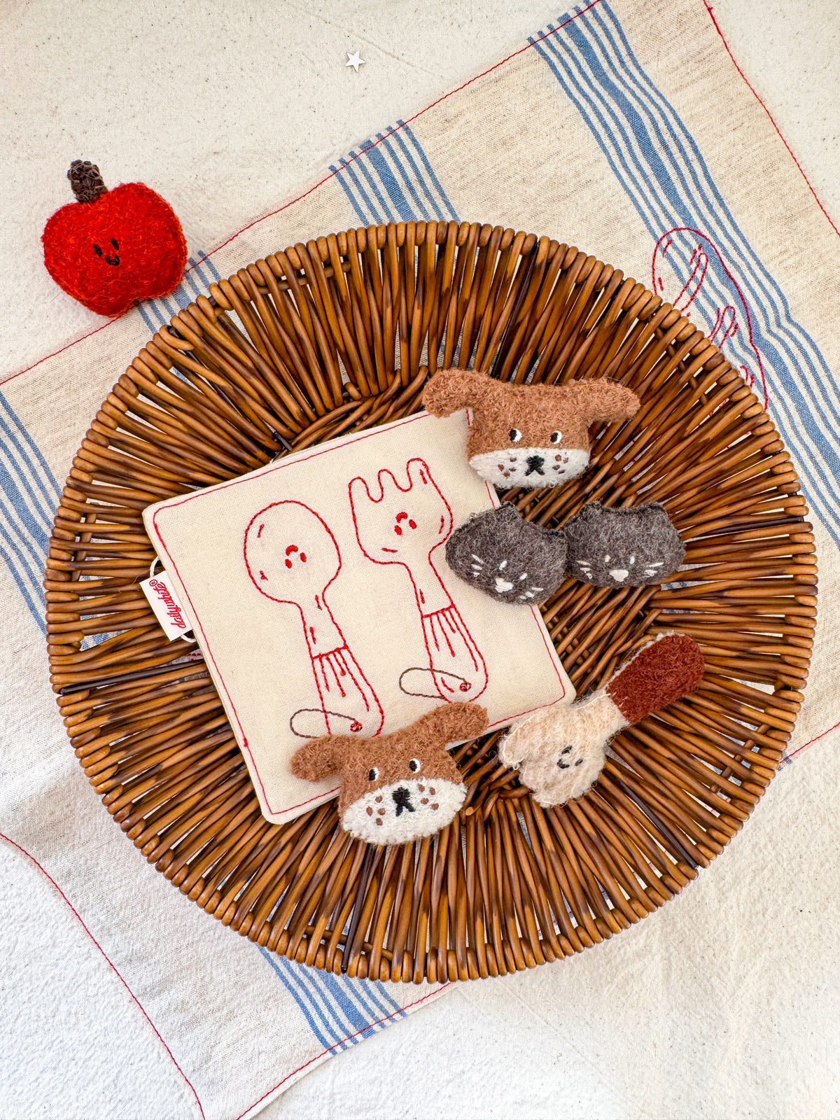 Daily White | Puppy Woollen Brooch 