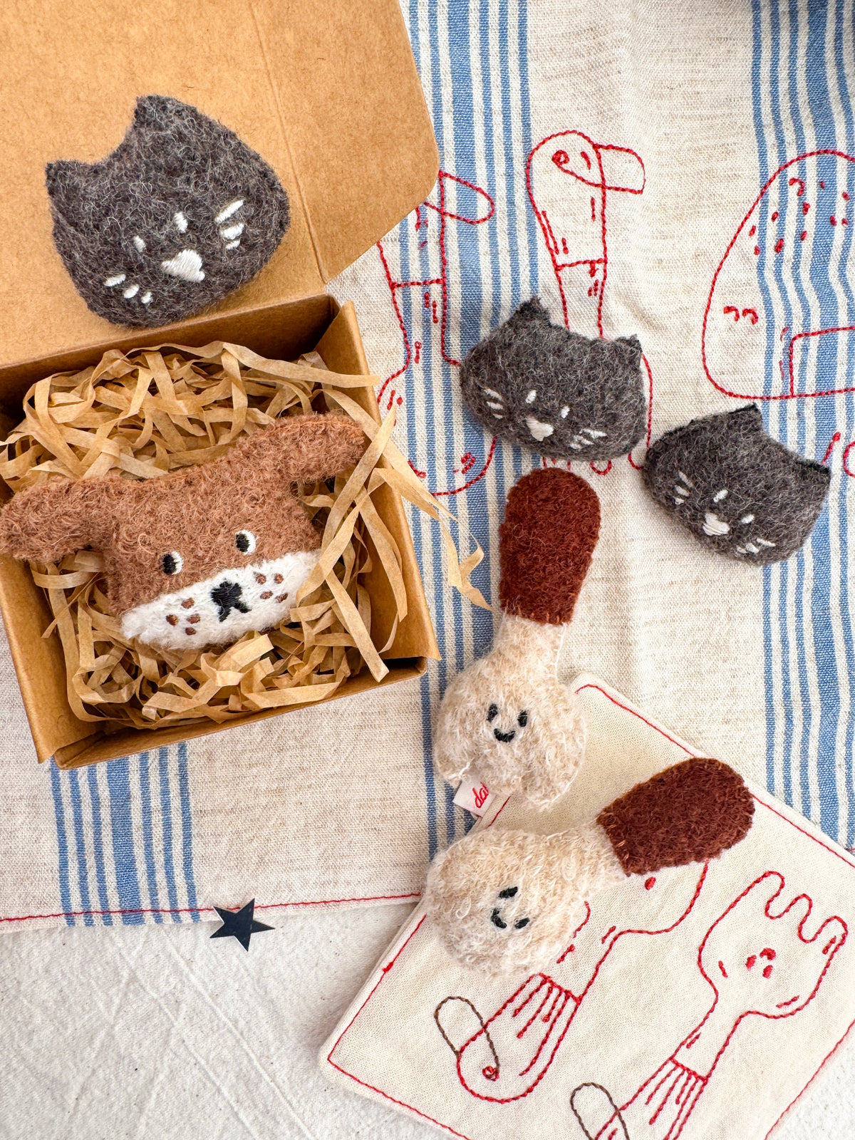 Daily White | Puppy Woollen Brooch 
