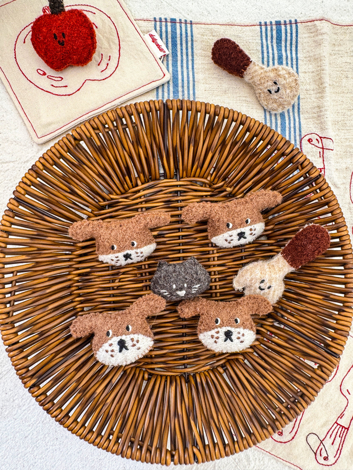 Daily White | Puppy Woollen Brooch 