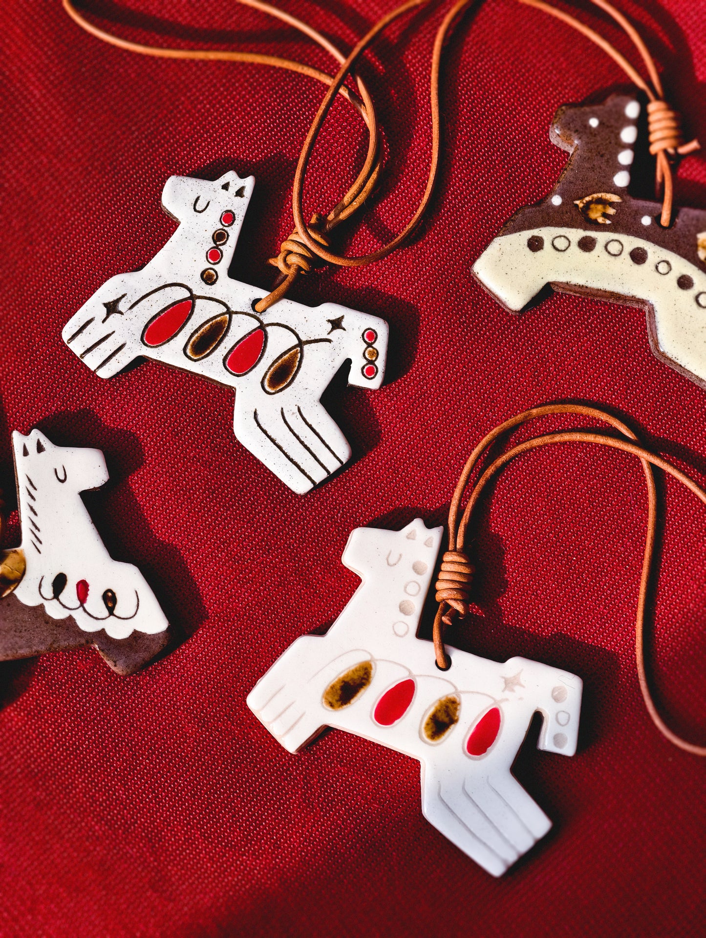 Her Market | Symbolischer Keramik-Pferdeanhänger mit Unendlichkeitsmotiv, braun, aus Keramik