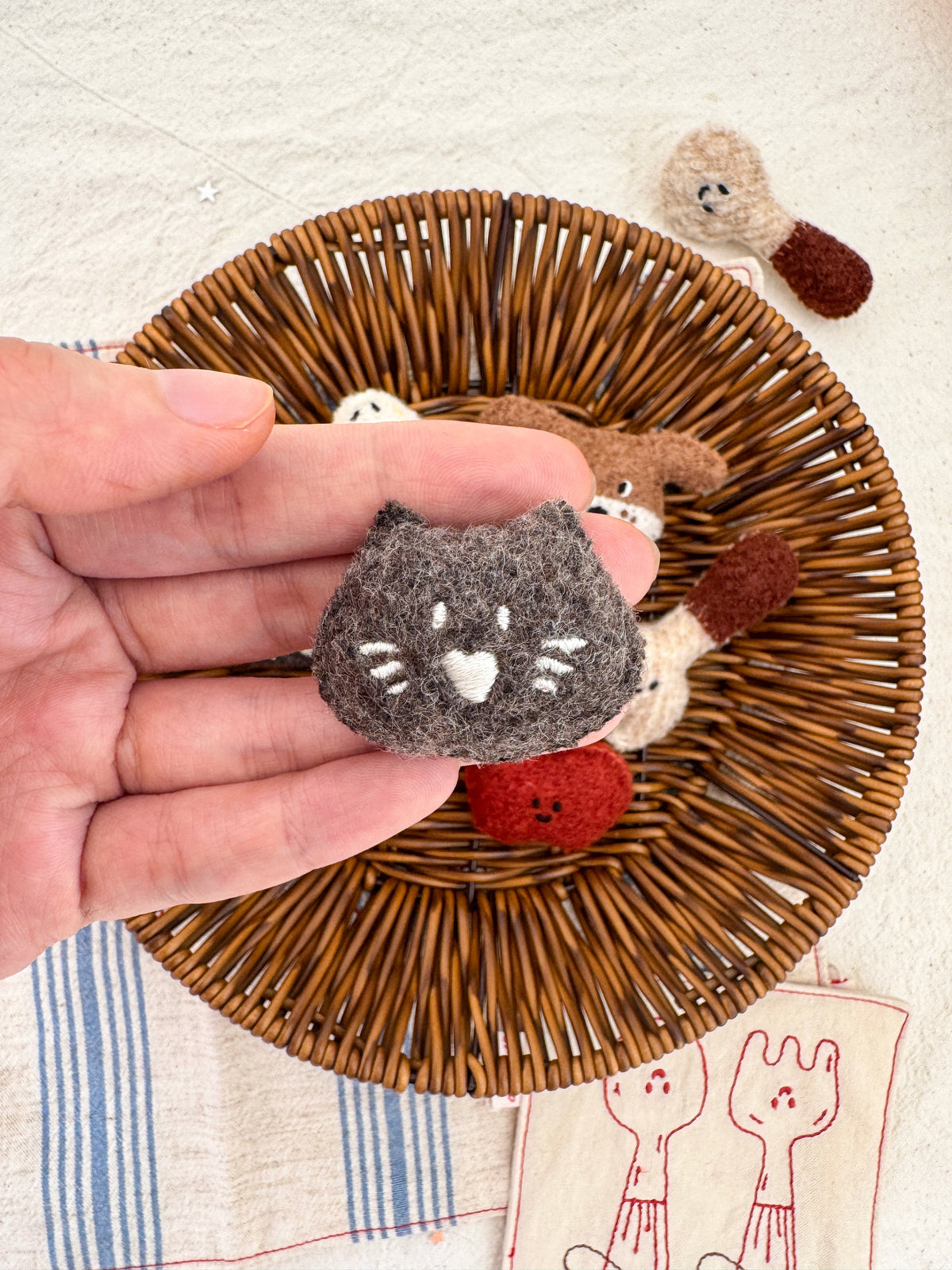 Daily White | Handmade Grey Cat Wool Brooch 
