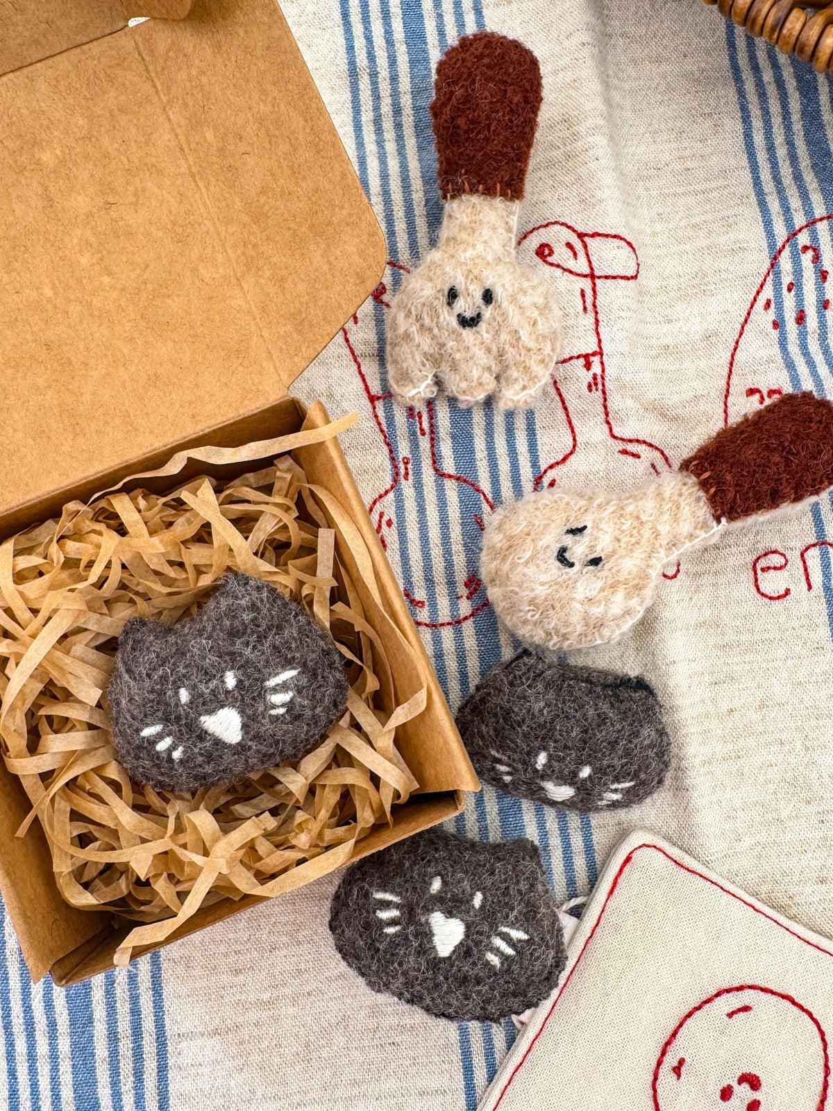 Daily White | Handmade Grey Cat Wool Brooch 