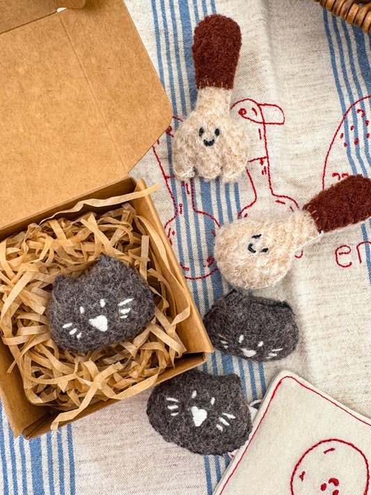 Daily White | Handmade Grey Cat Wool Brooch 