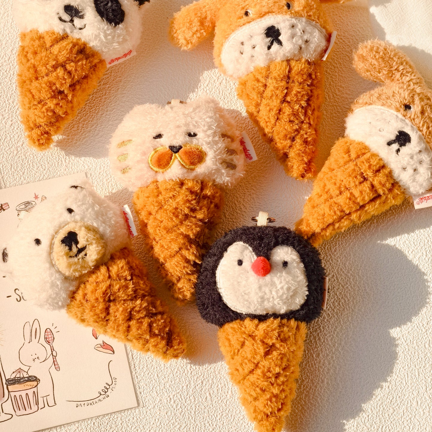 Daily White | Plüschanhänger Pinguin-Eiswaffel