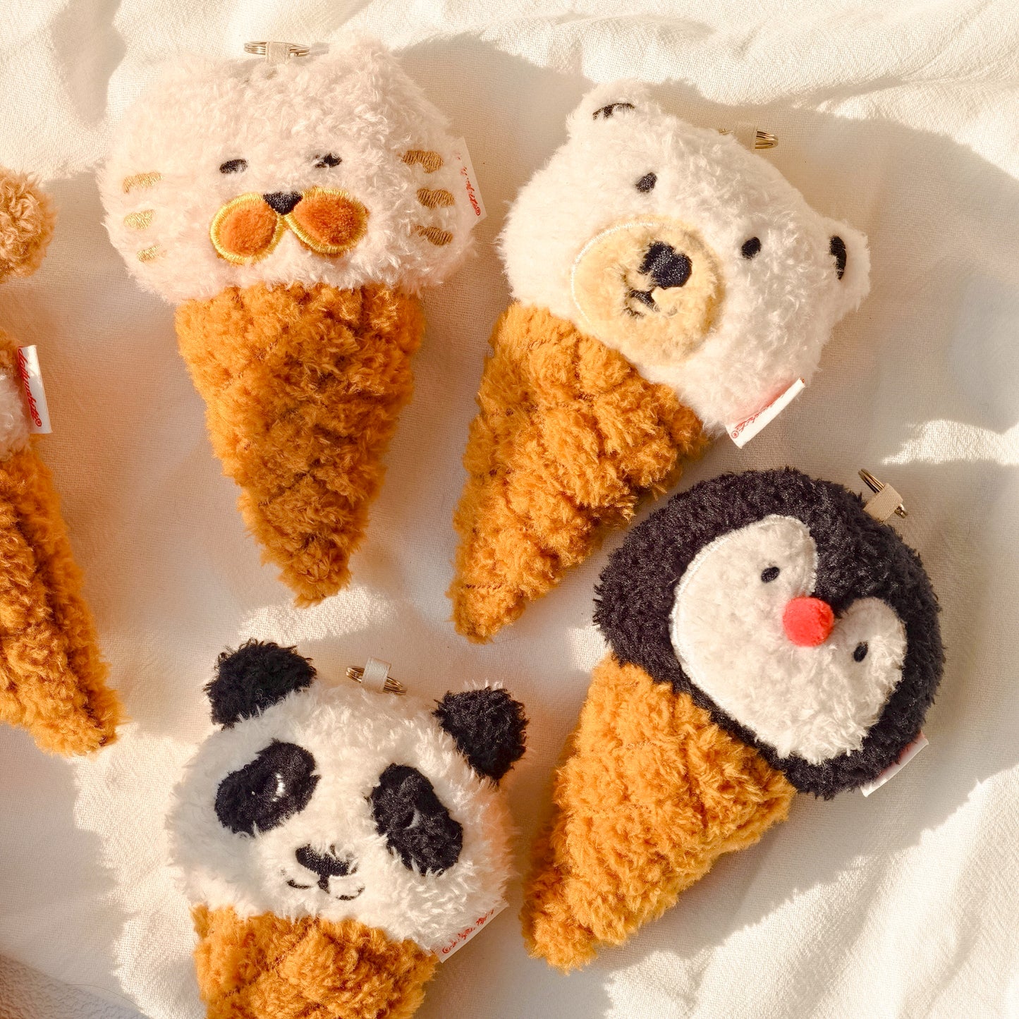 Daily White | Plüschanhänger Pinguin-Eiswaffel