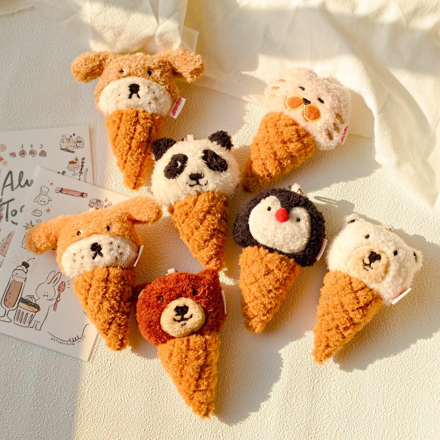 Daily White | Plüsch-Eiswaffel-Anhänger in Welpenform