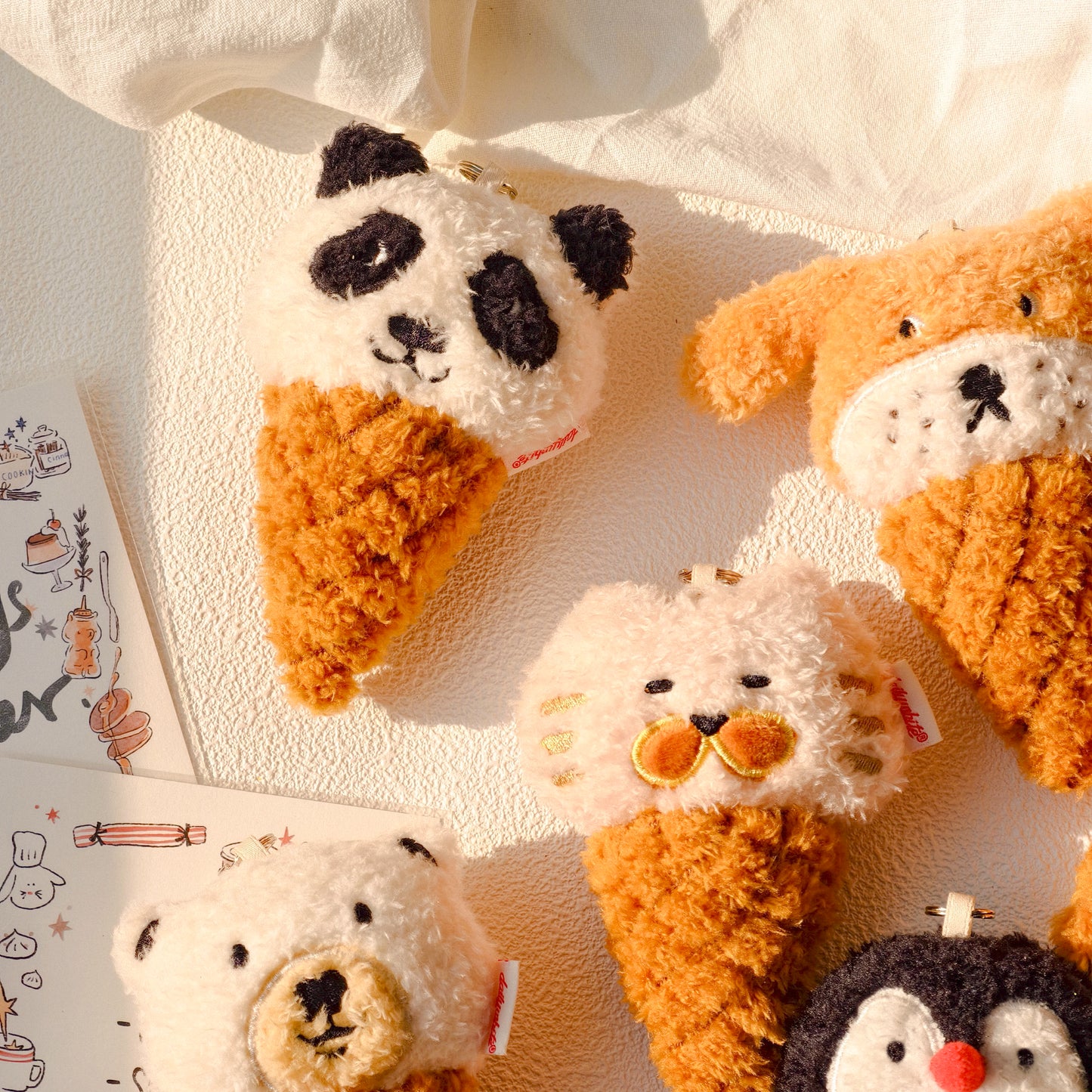 Daily White | Plüsch-Eiswaffel-Anhänger in Welpenform