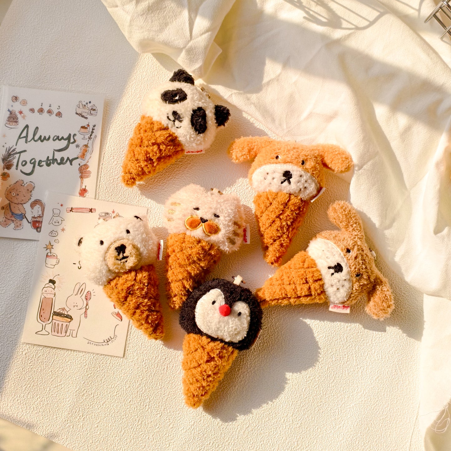 Daily White | Plüsch-Eiswaffel-Anhänger in Welpenform