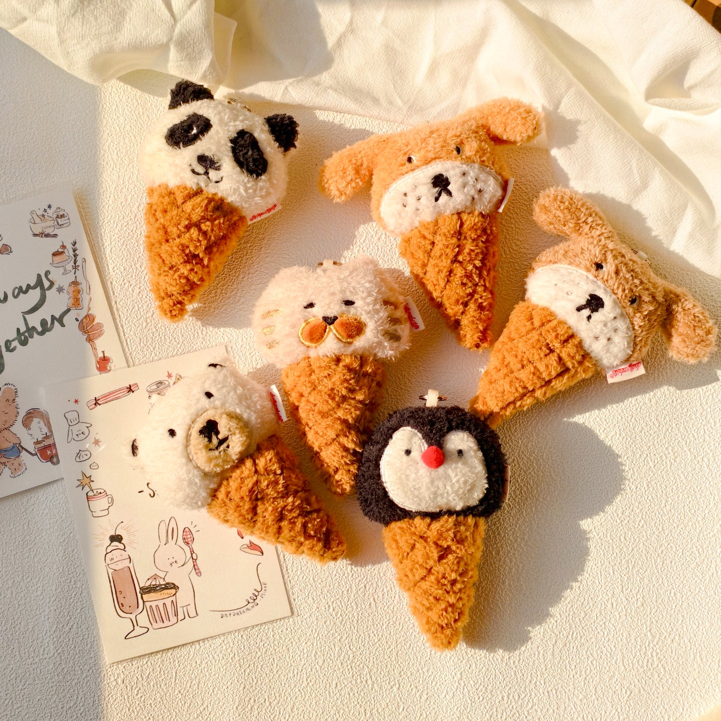 Daily White | Plüsch-Eiswaffel-Anhänger in Welpenform